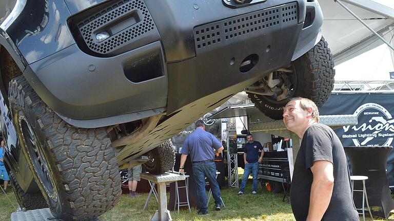 Einen Blick 'unter die Kulissen' wirft dieser interessierte Besucher bei der Offroad-Messe, die am Donnerstag startete.&nbsp;