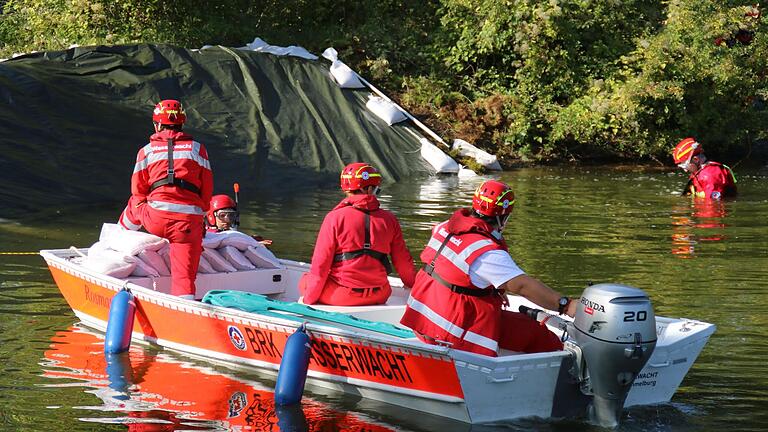 Der Wasserrettungszug, 32 Ehrenamtliche, war allein in Hammelburg 24 Stunden im Einsatz und über diese Zeit hinweg auch komplett autark. - Der Wasserrettungszug, 32 Ehrenamtliche, war allein in Hammelburg 24 Stunden im Einsatz und über diese Zeit hinweg auch komplett autark. Der Wasserrettungszug, 32 Ehrenamtliche, war allein in Hammelburg 24 Stunden im Einsatz und über diese Zeit hinweg auch komplett autark. - Der Wasserrettungszug, 32 Ehrenamtliche, war allein in Hammelburg 24 Stunden im Einsatz und über diese Zeit hinweg auch komplett autark.
