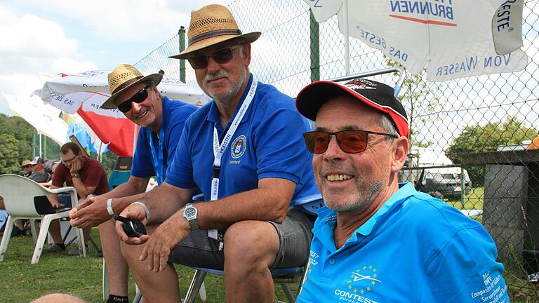 Christian Rückert (vorne rechts) aus Passau ist von den Wettkampfbedingungen in Gerolzhofen begeistert. Mit im Bild sind Leonhard Gräf (Mitte) und Karl-Heinz Zethner von der Modell-Sport-Gemeinschaft Gerolzhofen zu sehen. Christian Rückert (vorne rechts) aus Passau ist von den Wettkampfbedingungen in Gerolzhofen begeistert. Mit im Bild sind Leonhard Gräf (Mitte) und Karl-Heinz Zethner von der Modell-Sport-Gemeinschaft Gerolzhofen zu sehen.