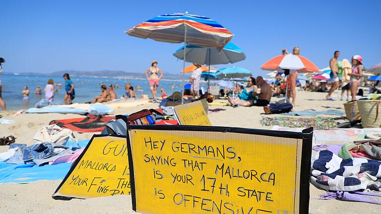 Protest gegen Massentourismus auf Mallorca       -  Urlauber waren von der Protestaktion überrascht und hatten die Gelegenheit für Erinnerungsfotos der etwas anderen Art.