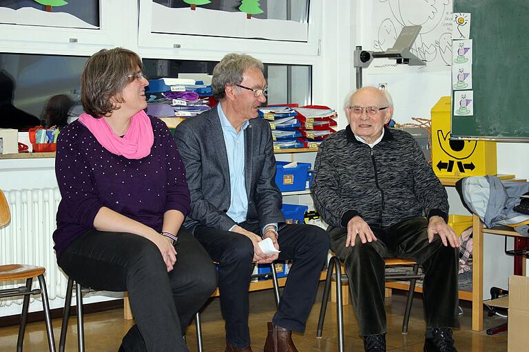 Der heute 95-jährige Hans Becker (rechts) erinnert sich gerne an seine Zeit als Rektor zurück. Dank seines Engagements erhielt die Grundschule im Herbst 1974 ihren heutigen Namen Erich Kästner Grundschule.