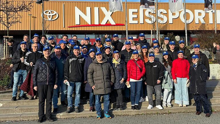 Mitglieder und Freunde des VfB Hafenlohr vor der Eissporthalle. Mitglieder und Freunde des VfB Hafenlohr vor der Eissporthalle.