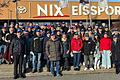 Mitglieder und Freunde des VfB Hafenlohr vor der Eissporthalle.