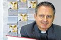 Domdekan Günter Putz mit dem Antragsbuch zu Häfners Seligsprechung.