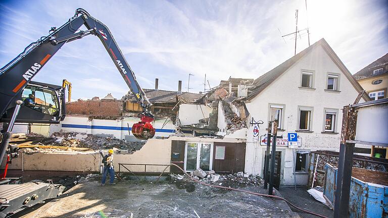 Im Haßfurter Hafengebiet, zwischen Main, Waldorfschule, Amtskellergasse und der Straße Am Ziegelbrunn' laufen derzeit Abrissarbeiten. Die Mälzerei Wörtmann, der Central-Saal, das CC-Kino und ein Wohnhaus sollen Ende des Jahres aus dem Stadtbild verschwunden sein.