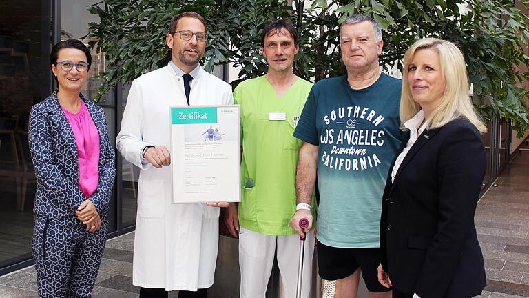 Der Rhön-Klinikum Campus von Bad Neustadt gilt nun als EndoPro-Kompetenzzentrum. Über das Zertifikat freuen sich (von links) Sandra Henek (Geschäftsführende Direktorin), Professor Andre Steinert (Chefarzt), Simon Dömling (Physiotherapeut), Patient Oswald Schmitt und Christiane Mäder (Firma Braun). Der Rhön-Klinikum Campus von Bad Neustadt gilt nun als EndoPro-Kompetenzzentrum. Über das Zertifikat freuen sich (von links) Sandra Henek (Geschäftsführende Direktorin), Professor Andre Steinert (Chefarzt), Simon Dömling (Physiotherapeut), Patient Oswald Schmitt und Christiane Mäder (Firma Braun).