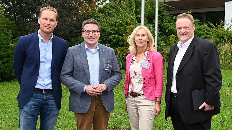 Geschäftsführer Philipp Zippe (von links), Landrat Christoph Schauder, Dezernentin Ursula Mühleck und Gesamtbereichsleiter Technik Andreas Emrich beim Besuch bei der Firma Zippe Industrieanlagen in Wertheim.