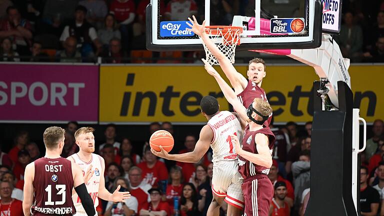 Der FC Bayern München war im ersten Play-off-Halbfinale um die deutsche Basketball-Meisterschaft im heimischen BMW Park gegen die Würzburg Baskets obenauf. Im Bild (von links) Andreas Obst (FC Bayern München Basketball), Maximilian Ugrai (Wuerzburg Baskets), Isaiah Washington (Wuerzburg Baskets), Niklas Wimberg (FC Bayern München Basketball) und Niels Giffey (FC Bayern München Basketball).