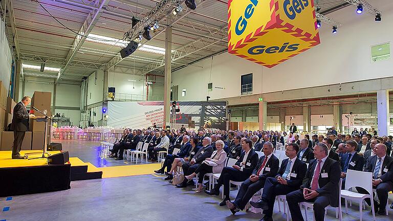 Rund 200 Gäste, vor allem Kunden, waren gekommen um sich die neuen Möglichkeiten der Geis Gruppe und dabei natürlich die große Halle anzuschauen.