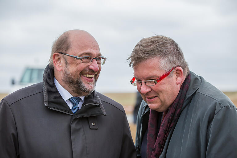 Martin Schulz (links) im Gespräch mit dem SPD-Landtagskandidaten Volkmar Halbleib.&nbsp; Foto: Dita Vollmond