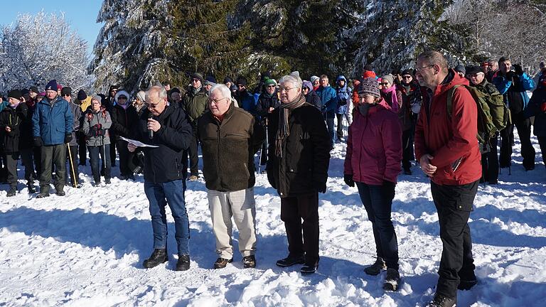 Die traditionelle Eröffnung des Wanderjahres der Saale-Sinn-Region des Rhönklubs fand auf dem Gipfel des Kreuzberg statt. Regionalvorsitzender Konrad Tripp (links) freute sich, dass auch Rhönklub-Präsident Jürgen Reinhard, Vizepräsident Bernd Günder sowie Sandbergs Bürgermeisterin Sonja Reubelt und der Bürgermeister von Salz Martin Schmitt der Veranstaltung beiwohnten.