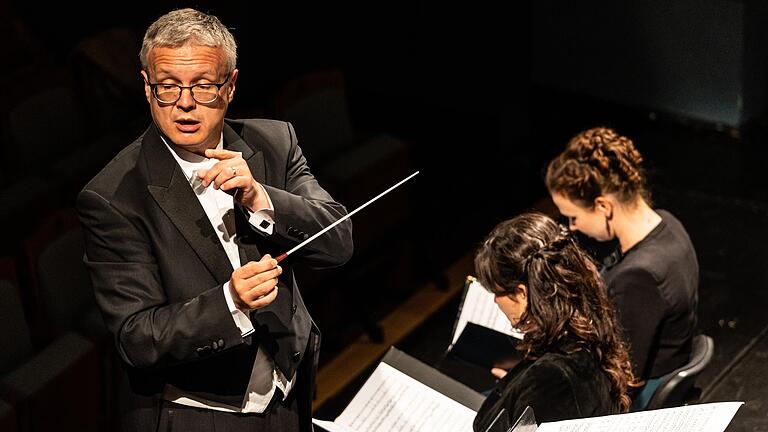 Philippe Bach bei seinem letzten Sinfoniekonzert als GMD der Meininger Hofkapelle mit Werken von Gion Antoni Derungs und Anton Bruckner.