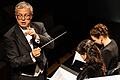Philippe Bach bei seinem letzten Sinfoniekonzert als GMD der Meininger Hofkapelle mit Werken von Gion Antoni Derungs und Anton Bruckner.