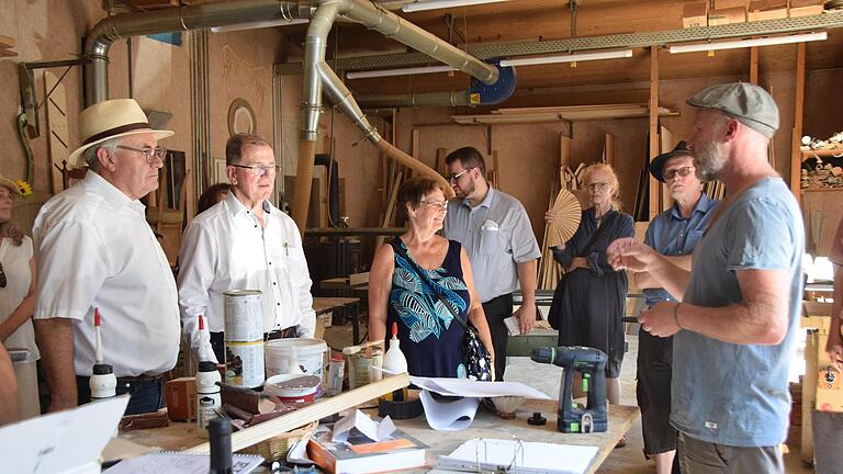 In der Schreinerei des Theaters werden die Bühnenbilder gebaut. Sie wird aber auch den Umbau eines Lastwagens zum mobilen Theater vornehmen, erfuhr Bezirkstagspräsident Erwin Dotzel (2. von links).  Foto: Eckhard Heise       -  In der Schreinerei des Theaters werden die Bühnenbilder gebaut. Sie wird aber auch den Umbau eines Lastwagens zum mobilen Theater vornehmen, erfuhr Bezirkstagspräsident Erwin Dotzel (2. von links).  Foto: Eckhard Heise