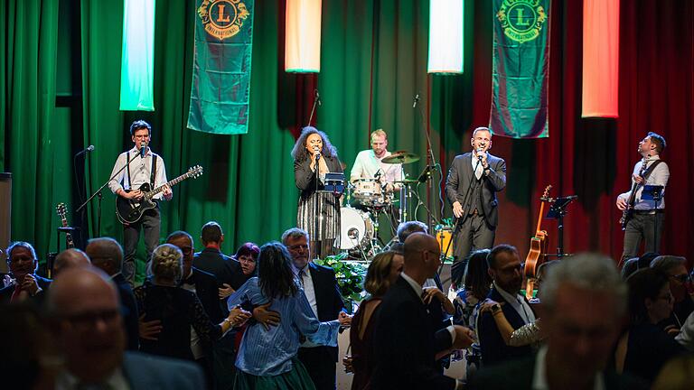 Die Band '9to5' unterhielt die Gäste bei der Spenden-Gala des Lions Clubs Bad Neustadt in der Stadthalle.