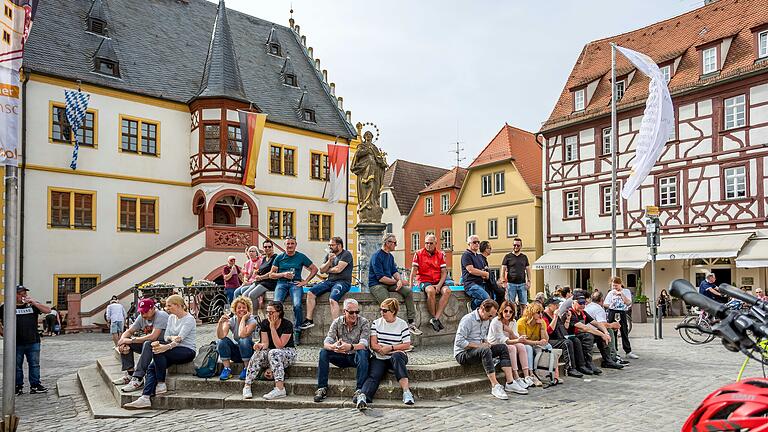 Sonnenschein und warme Temperaturen um 23 Grad lockten an einem Sonntag Mitte April viele Menschen an die Mainschleife und in die Volkacher Altstadt.