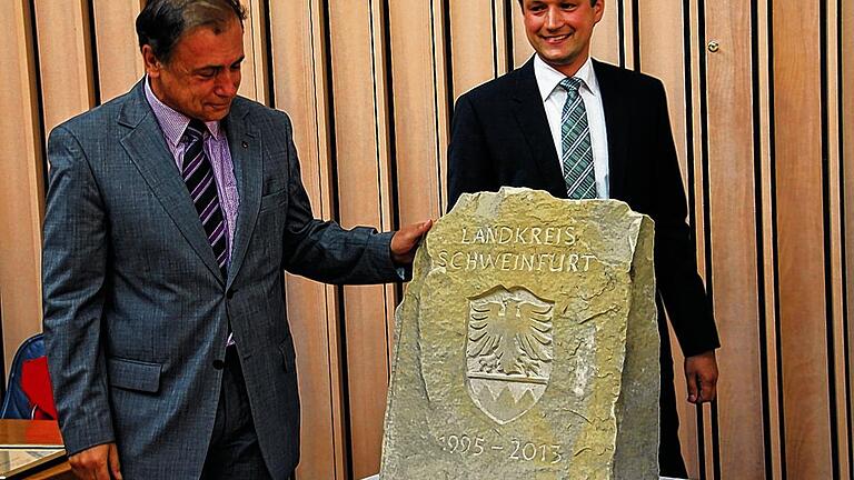 Überraschung: Zur Ernennung Harald Leitherers zum Altlandrat gab es auch ein in Sandstein gehauenes Landkreis wappen. 100 Kilo schwer. Landrat Florian Töpper (rechts) wartet die Reaktion Leitherers ab.FOTO: Josef Schäfer