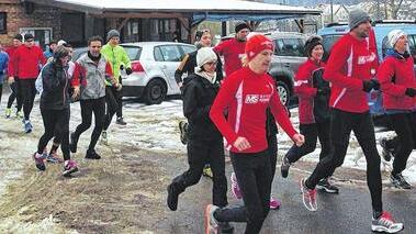 40 Laufsportler lassen sich von Kälte nicht abschrecken       -  (zor) Auch niedrige Temperaturen konnten am Dienstagvormittag rund 40 begeisterte Läuferinnen und Läufer aller Altersklassen nicht davon abhalten, am traditionellen Silvesterlauf teilzunehmen, der von der Laufgemeinschaft Lohr (LG) in Zusammenarbeit mit dem Lauftreff des SV Steinbach organisiert worden war. In drei Gruppen liefen die Teilnehmer ab dem Steinbacher Sportheim Strecken zwischen sechs, zehn und zwölf Kilometern. Die Veranstaltung fand laut Organisator Uwe Rausch bereits zum 16. Mal statt. Im Anschluss gab es Vereinsheim beim gemütlichen Zusammensein Tee,Kuchen und Glühwein.