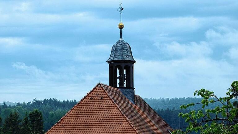 Von außen denkt man, die St. Matthäus-Kirche in Rehweiler sei ein Wohnhaus. Der spärliche Stil wurde im Inneren fortgeführt. Von außen denkt man, die St. Matthäus-Kirche in Rehweiler sei ein Wohnhaus. Der spärliche Stil wurde im Inneren fortgeführt.
