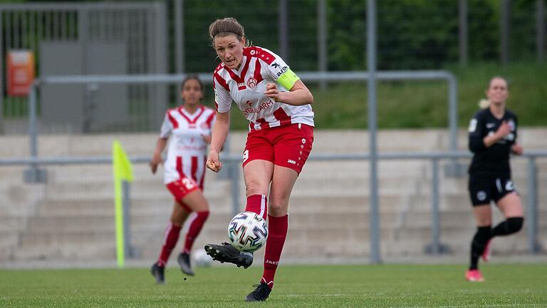 Kickers-Kapitänin Luisa Scheidel, hier im Mai 2021 im Zweitliga-Spiel gegen Eintracht Frankfurt II, verlässt den Fußball-Regionalligisten Richtung Wolfsburg.