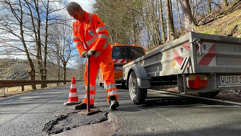 Erst kommt der Frost, dann das Schlagloch: Streckenwart Fridolin Bils bessert auf der Staatsstraße 2317 zwischen Partenstein und Krommenthal Schlaglöcher aus.