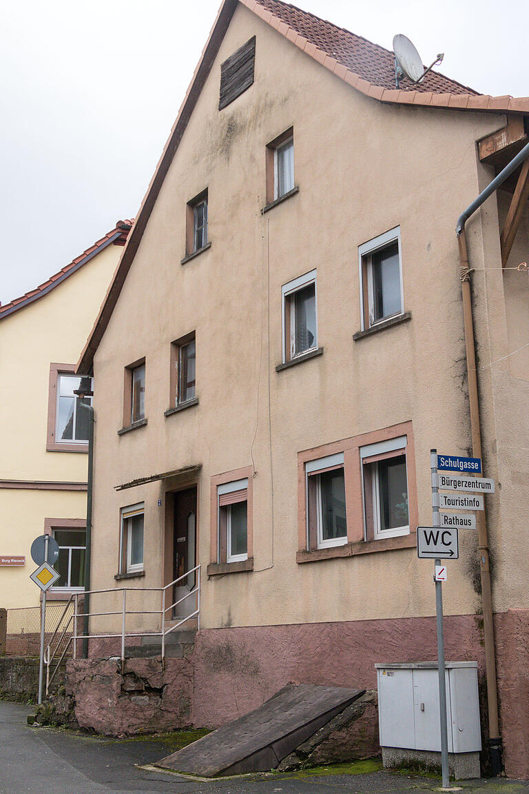 Das von der Stadt Rieneck erworbene leerstehende Haus an der Ecke Hauptstraße/Schulgasse könnte mit entsprechender Förderung saniert werden und darin zwei Wohneinheiten für anerkannte Flüchtlinge entstehen.