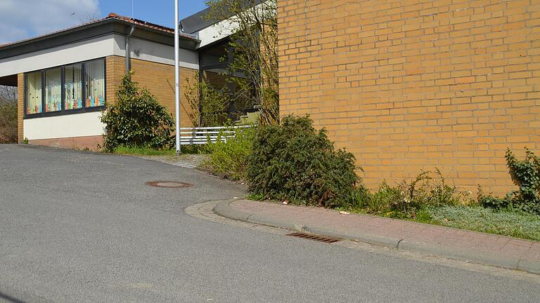 Der Gehweg an der Grundschule Urspringen, der am Eingang zur Mittagsbetreuung endet, stellt durch geparkte Autos am Schulgebäude eine Gefahrenquelle für Schüler dar. Bei einem Ortstermin mit den Behörden wurde die Stelle begutachtet.