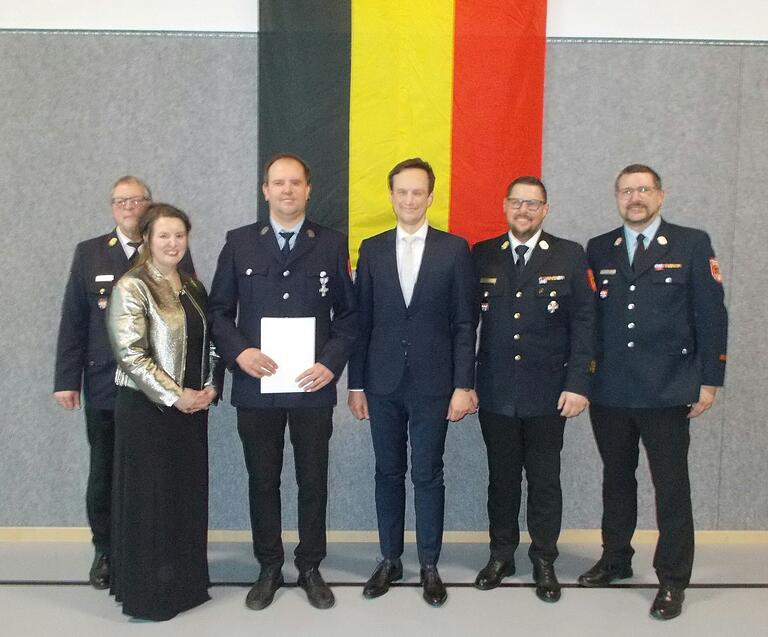 Dominik Schmitt (dritter von links) wurde für 25 Jahre aktiven Dienst in der Feuerwehr Dingolshausen geehrt. Von links: Kreisbrandrat Holger Strunk, Bürgermeisterin Nicole Weissenseel-Brendler, Landrat Florian Töpper, Kreisbrandinspektor Alexander Bönig und Kreisbrandmeister Fabian Haubenreich. Dominik Schmitt (dritter von links) wurde für 25 Jahre aktiven Dienst in der Feuerwehr Dingolshausen geehrt. Von links: Kreisbrandrat Holger Strunk, Bürgermeisterin Nicole Weissenseel-Brendler, Landrat Florian Töpper, Kreisbrandinspektor Alexander Bönig und Kreisbrandmeister Fabian Haubenreich.