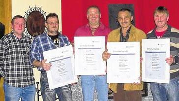 Langjährige Mitarbeiter: Firmenchefin Ulrike Weis (rechts) und Kurt Heilmann (links) zeichneten (von links) Thomas Martin, Klaus Winkler, Peter Singer, Joachim Steuer und Volker Hahner aus. Langjährige Mitarbeiter: Firmenchefin Ulrike Weis (rechts) und Kurt Heilmann (links) zeichneten (von links) Thomas Martin, Klaus Winkler, Peter Singer, Joachim Steuer und Volker Hahner aus.