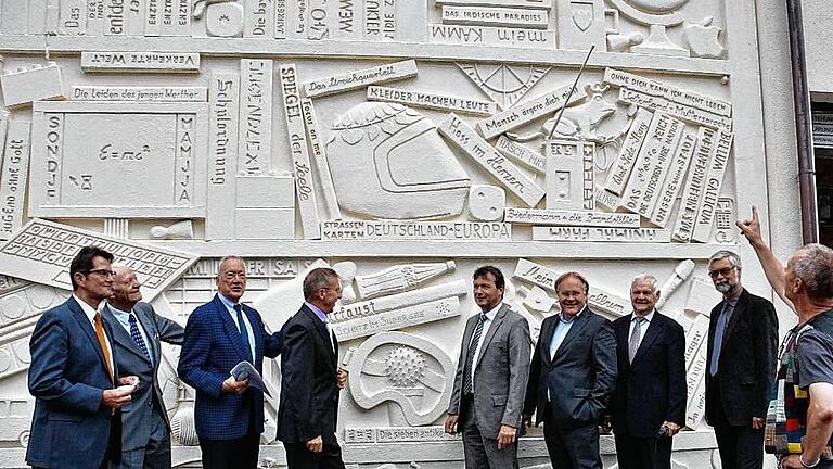 22 Jahre Arbeit stecken in dem acht mal fünf Meter großen Kunstwerk. Eine Idee des Kunsterziehers Reinhard Mell von Mellenheim (rechts). Er stellte es den Gästen (von links) stellvertretender Landrat Peter Suckfüll, den Oberstudiendirektoren a.D. Oskar Groß und Manfred Firnkes, Oberstudiendirektor Wolfgang Klose, Leiter des Gymnasiums Bad Königshofen, Bürgermeister Thomas Helbling, Kreisbaumeister Herbert Bötsch, Altbürgermeister Wolfgang Mack und Studiendirektor Wendelin Seufert (stellvertretender Schulleiter) vor.