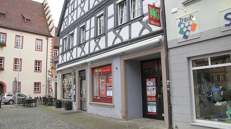 Mäc-Geiz-Filiale in Gerolzhofen schließt am 9. September       -  (novo)   Knapp fünf Jahre nach ihrer Eröffnung zum November 2012 schließt die Mäc-Geiz-Filiale am Marktplatz in Gerolzhofen jetzt wieder ihre Pforten. Letzter verkaufsoffener Tag wird Samstag, 9. September, sein. Der Haushalts-Discounter führt vor allem Partyartikel, Haushaltsartikel, Schreibwaren, Artikel für die Körperpflege, Reinigung, Deko, Spielwaren, Textilien, Food-Artikel, Tiernahrung und Heimwerkerartikel als Waren des täglichen Bedarfs im Sortiment. Mäc-Geiz war in die vormalige Ihr Platz-Filiale eingezogen, nachdem die von Schlecker übernommene Kette im Zuge der Schlecker-Pleite mit Konkurs gegangen war. Ein Nachmieter für Mäc-Geiz steht noch nicht fest, so die Aussage von Vermieterin Hildegard Engel. Foto: Norbert Vollmann