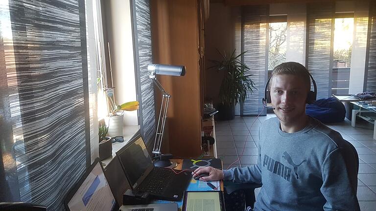 Stephan Ruppert hat sich für sein Studium seinen Schreibtisch eingerichtet. Kontakt mit seinen Kommilitonen hatte er bisher nur online - das wird auch das ganze Semester so bleiben. Stephan Ruppert hat sich für sein Studium seinen Schreibtisch eingerichtet. Kontakt mit seinen Kommilitonen hatte er bisher nur online - das wird auch das ganze Semester so bleiben.