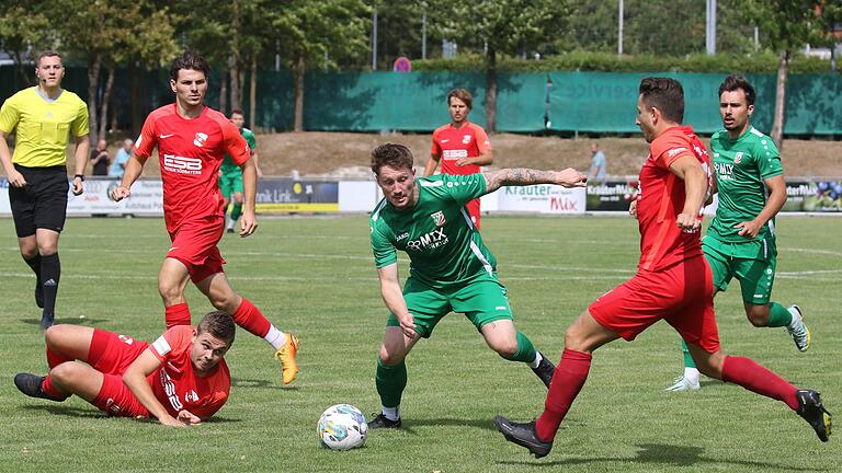 Der Abtswinder Angreifer Niclas Staudt (Mitte) kommt in dieser Szene gegen Tobias Richter (am Boden), Michael Lummer (links) und Daniel Rabanter (rechts) von der SpVgg Hankofen-Hailing nicht an den Ball. Der TSV Abtswind verlor sein Bayernliga-Heimspiel gegen den Regionalliga-Absteiger knapp.