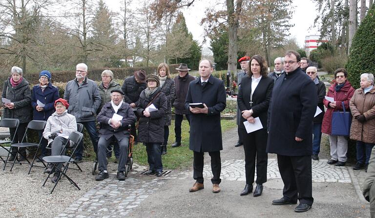 Nach wie vor findet eine ganze Reihe Kitzinger den Weg zum Gedenken an den 23. Februar 1945, darunter Oberbürgermeister Stefan Güntner, Dekanin Kerstin Baderschneider und Diakon Jörg Kornacker (vorne von links).