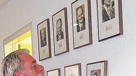 In der Rathaushalle: Der frisch ernannte Altbürgermeister Peter Seifert hängt sein Portrait unter die Bilder seiner Amtsvorgänger.