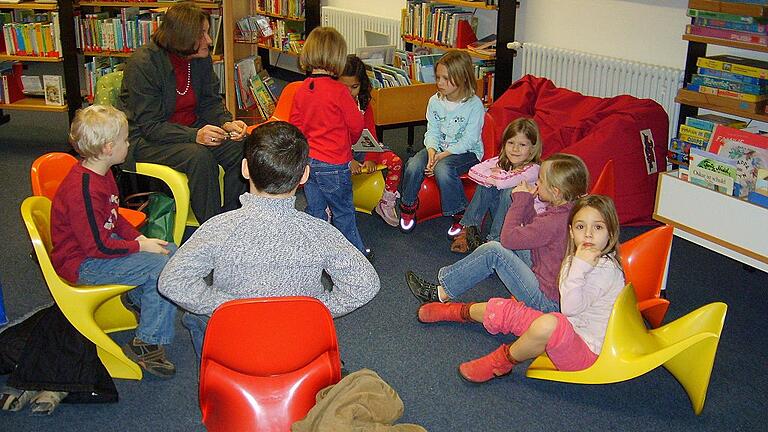 KT/vorlesen       -  Der Kindertreff bringt seit etwa zehn Jahren Lesespaß für Kinder von vier bis sieben Jahren in der Stadtbücherei. Archivfoto: Stadtbücherei Kitzingen