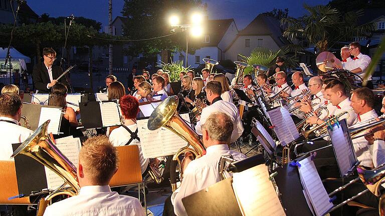 Gelungene Premiere für das Blasorchester Sand am Main: Die fantastische Klangfülle des 50-köpfigen Orchester zog die Zuhörer in ihren Bann beim Konzert unter dem Titel &bdquo;KlangART&ldquo;.