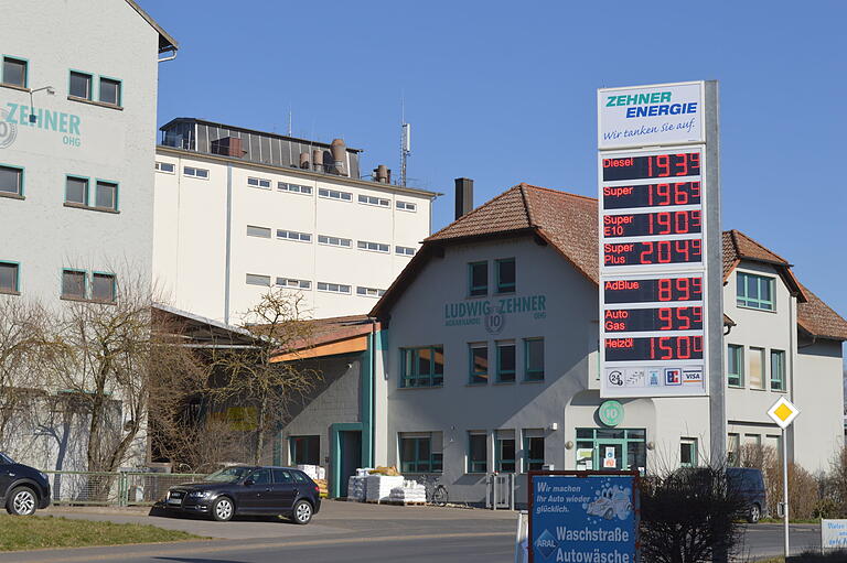 Der elektronische Preisanzeiger von Zehner Energie in Bad Königshofen am Donnerstagmittag.