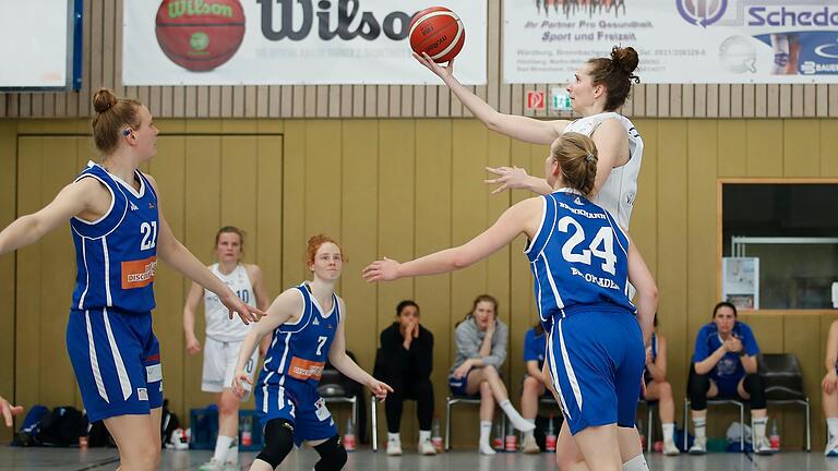 Qool Sharks-Spielerin Franziska Riedmann beim Korbleger. Im Play-off-Halbfinalspiel unterlagen die Würzburgerinnen dem BBZ Opladen.