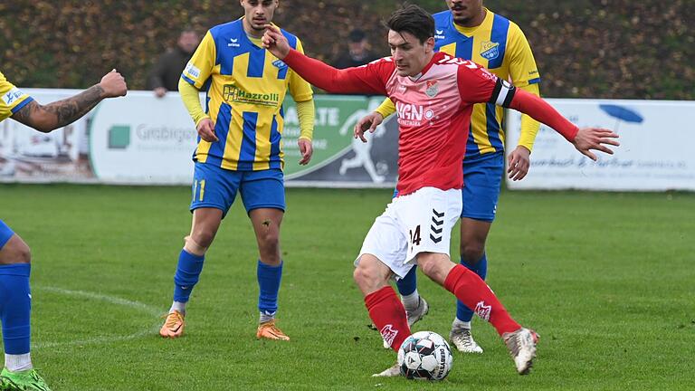 Kapitän Ben Müller (vorne) wird erstmals in der Winter-Vorbereitung für den Regionalligisten TSV Aubstadt auflaufen, der am Samstag beim TSV Abtswind testet.