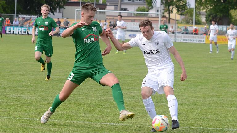 Der Haibacher Niklas Rothenbücher (links) stellt sich dem spielenden Co-Trainer des TSV Karlburg, Sebastian Fries, entgegen. Der Haibacher Niklas Rothenbücher (links) stellt sich dem spielenden Co-Trainer des TSV Karlburg, Sebastian Fries, entgegen.