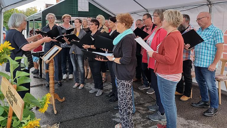 Der Chor La Musica sang während der Jubiläumsfeier im Bürgerhaus Stöckach. Der Chor La Musica sang während der Jubiläumsfeier im Bürgerhaus Stöckach.
