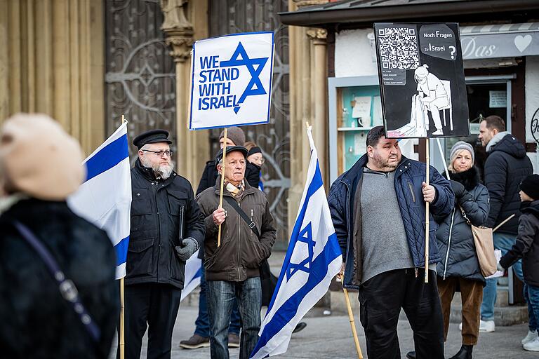 Rund 50 Menschen demonstrierten auf pro-israelischer Seite. Rund 50 Menschen demonstrierten auf pro-israelischer Seite. 