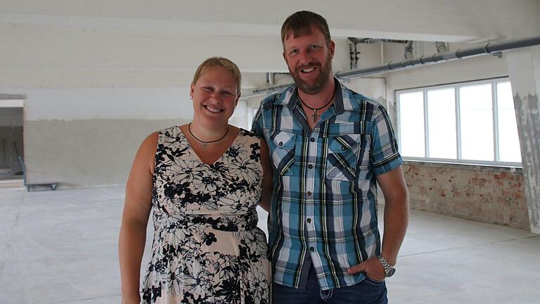 Simone und Jürgen Adler stehen in der leeren Lagerhalle ihrer WSG Bädergalerie. Die hier gelagerte neue Ware musste entsorgt werden. Simone und Jürgen Adler stehen in der leeren Lagerhalle ihrer WSG Bädergalerie. Die hier gelagerte neue Ware musste entsorgt werden.