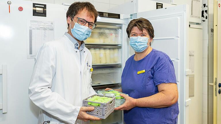 Ab in den Gefrierschrank: Prof. Christoph Härtel, Direktor der Würzburger Uni-Kinderklinik, und Sylvia Königer, Leiterin der Säuglingsernährung am Uniklinikum, mit abgepumpter Muttermilch.