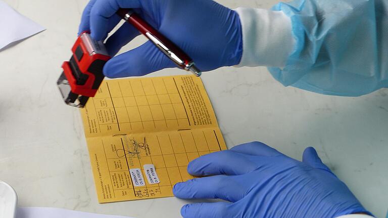 Der ersehnte Stempel kommt in den Impfpass Der ersehnte Stempel kommt in den Impfpass