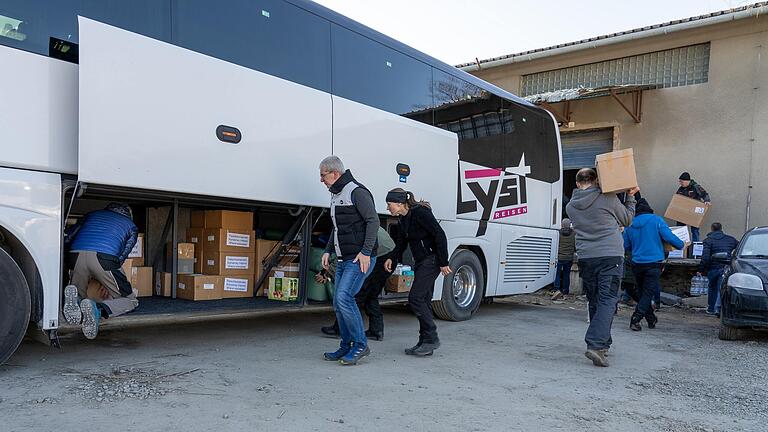 Der Reisebus blieb nach dem Entladen auf der Rückfahrt überraschend leer. Der Reisebus blieb nach dem Entladen auf der Rückfahrt überraschend leer.