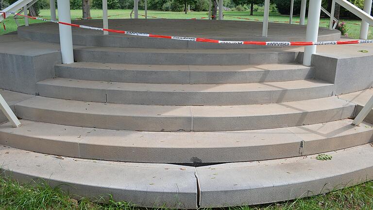 Die untersten Stufen der vier Treppenaufgänge des neuen Pavillons im Bad Bockleter Kurgarten haben sich durch Risse verschoben, was unansehnliche Löcher erzeugte.