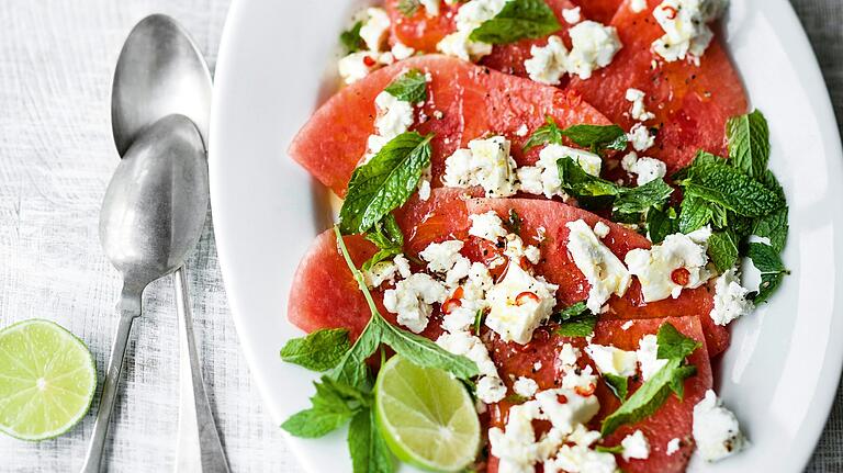 Leichte Sommergerichte belasten den Körper bei Hitze weniger. So sind etwa sommerliche Salate lecker und erfrischend. Leichte Sommergerichte belasten den Körper bei Hitze weniger. So sind etwa sommerliche Salate lecker und erfrischend.