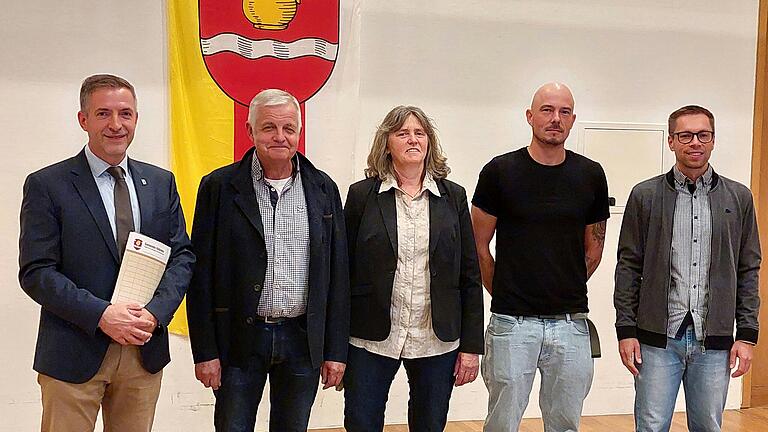 (von links) Bürgermeister Thorsten Schwab gratulierte Klaus Weyer, Karin Lipinski, Michael Kalkbrenner und Sebastian Tretschock zu ihrem Amt als Feldgeschworene